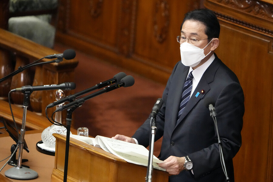 기시다 후미오 일본 총리가 17일 개원한 정기국회에서 시정방침 연설을 하고 있다. 도쿄/AP 연합뉴스