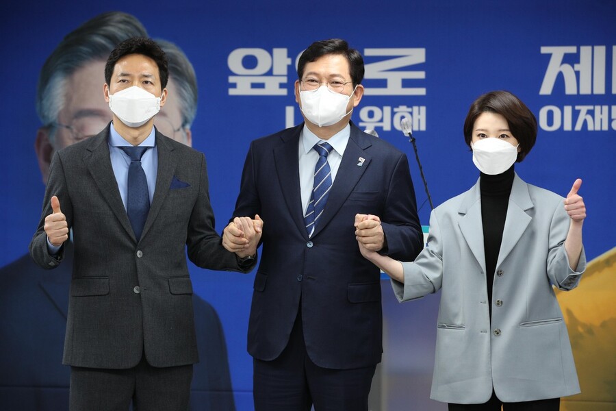 송영길 더불어민주당 대표(가운데)가 17일 오전 서울 여의도 당사에서 방송언론 국가인재 영입을 발표한 뒤 이정헌 전 제이티비시(JTBC) 기자(왼쪽)와 안귀령 전 YTN 앵커와 함께 기념사진을 찍고 있다. 공동취재사진