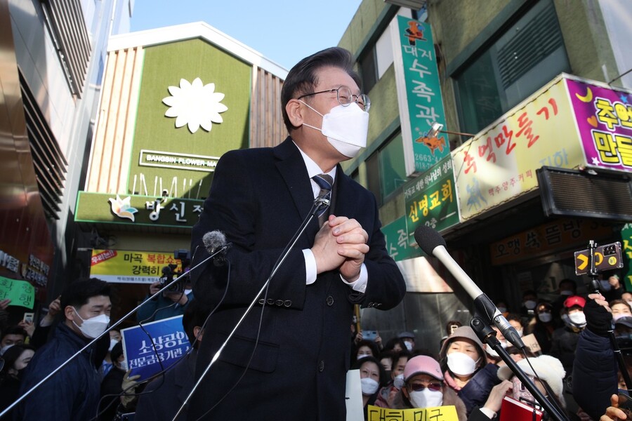 이재명 더불어민주당 대선 후보가 8일 오후 서울 강서구 방화동 방신전통시장 고객지원센터에서 열린 전국자영업자·소상공인단체 대표단 긴급간담회에 앞서 유권자들에게 지지를 호소하고 있다. 공동취재사진