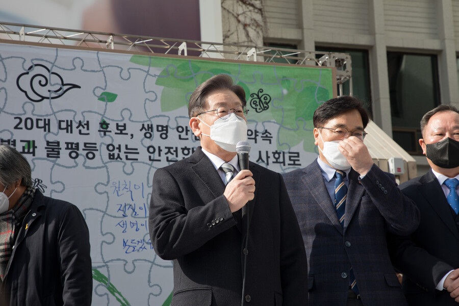 이재명 더불어민주당 대선 후보가 9일 오후 서울 중구 서울시의회 앞 ‘임시 기억공간’ 마당에서 열린 대구지하철참사 19주기 추모식 및 대선 후보 생명안전 국민약속식에서 발언하고 있다. 공동취재사진