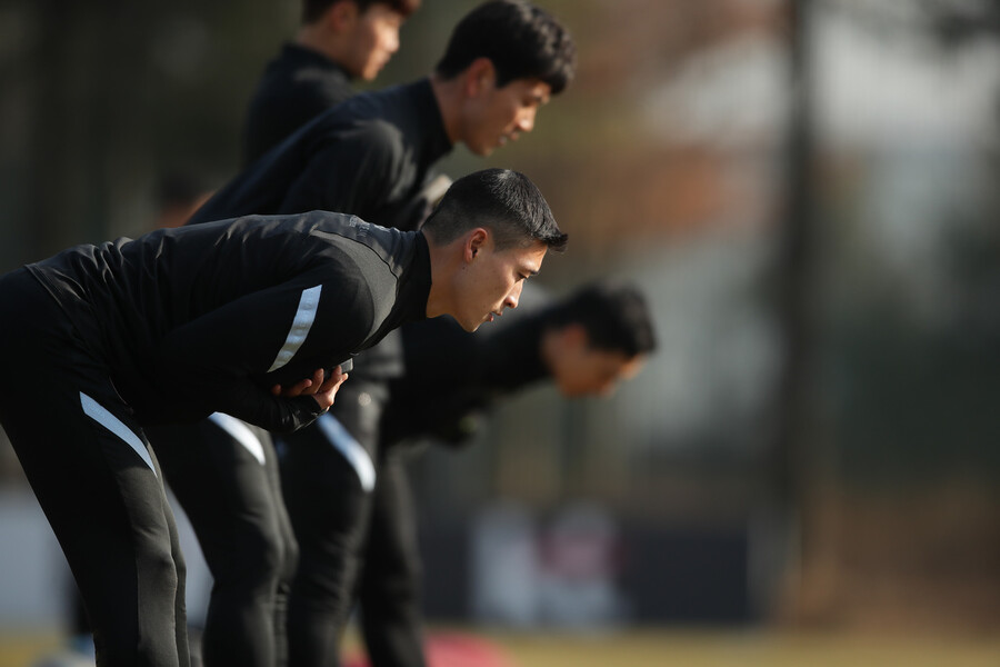 조규성(왼쪽)을 비롯한 한국 축구대표팀 선수들이 23일 파주트레이닝센터(NFC)에서 훈련하고 있다. 대한축구협회 제공