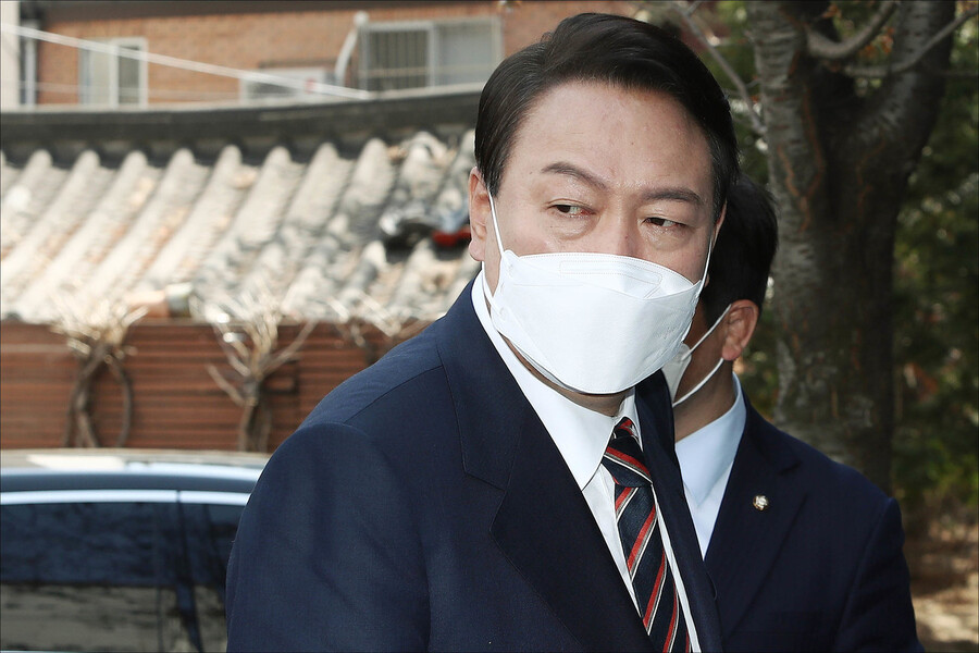 윤석열 대통령 당선자가 8일 서울 종로구 통의동 제20대 대통령직 인수위원회 집무실로 출근하고 있다. 공동취재사진 윤석열 대통령 당선자가 8일 서울 종로구 통의동 제20대 대통령직 인수위원회 집무실로 출근하고 있다. 공동취재사진