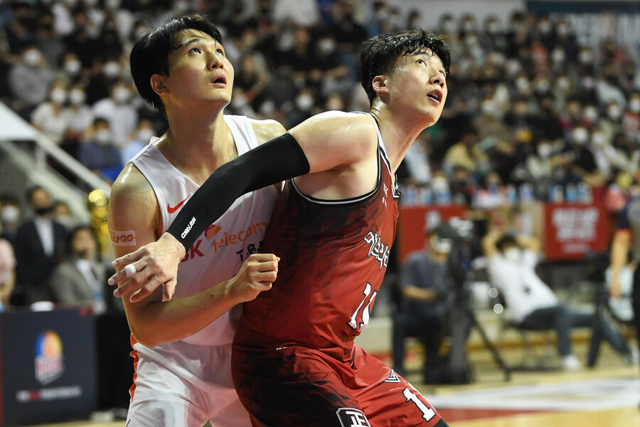 안양 케이지시(KGC) 인삼공사의 양희종(오른쪽)과 서울 에스케이(SK)의 안영준. KBL 제공