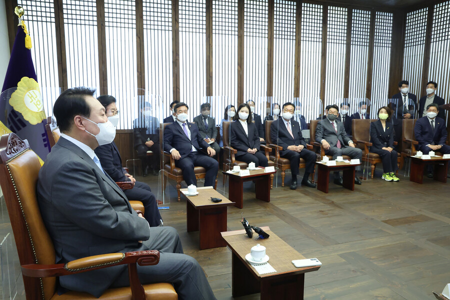 윤석열 대통령이 16일 오전 추가경정예산안 신속 처리를 위한 국회 시정연설에 앞에 국회 접견실에서 박병석 국회의장 및 여야 지도부와 환담하고 있다. 연합뉴스