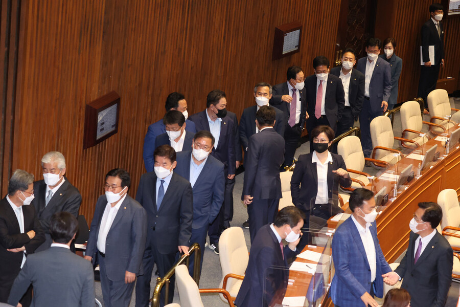 20일 오후 서울 여의도 국회 본회의장에서 여야 의원들이 한덕수 국무총리 후보자 임명동의안에 투표하기 위해 줄을 서 있다. 공동취재사진