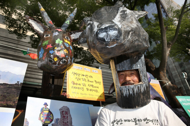 지난 2015년 설악산 케이블카 반대 캠페인을 벌이고 있는 박그림 설악녹색연합대표. &lt;한겨레&gt; 자료사진