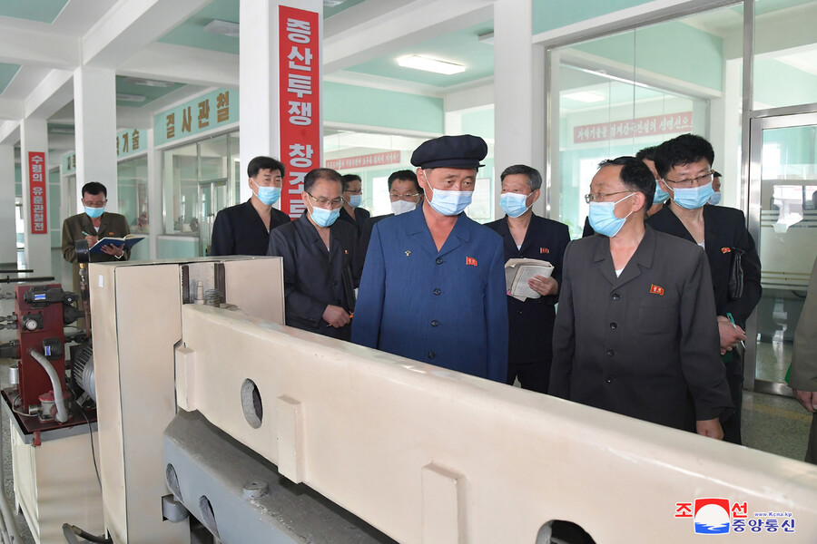 김덕훈 북한 내각총리가 평양시와 평안남도, 남포시의 여러 의료기구 공장과 의약품 생산 및 공급 단위들을 돌아보고 비상방역정책과 조치들의 집행 정형(경과)을 구체적으로 알아보고 대책적 문제들을 협의했다고 &lt;노동신문&gt;이 5일 보도했다. 조선중앙통신 연합뉴스