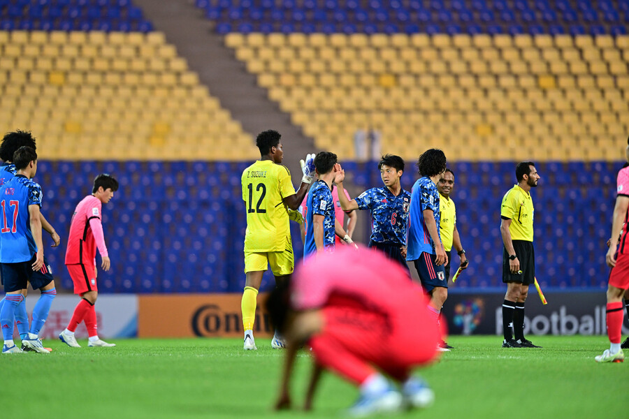한국 23살 이하(U-23) 남자축구 대표팀이 12일 우즈베키스탄 타슈켄트의 파흐타코르 스타디움에서 열린 2022 23살 이하 아시안컵 8강전에서 일본에 0-3으로 패한 뒤 주저앉아 있다. 대한축구협회 제공