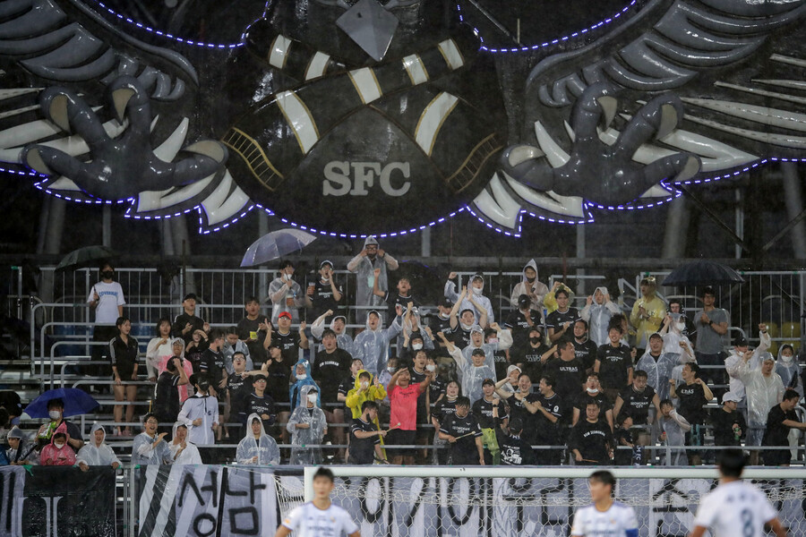 성남FC 팬들이 지난 4일 경기 성남 탄천종합운동장에서 열린 2022 하나원큐 K리그1 29라운드 울산 현대와 경기에서 성남 권순형의 추가골에 환호하고 있다. 응원석 밑에는 “성남FC이기에 우리가 존재한다”라는 문구의 걸개가 걸려 있다. 한국프로축구연맹 제공