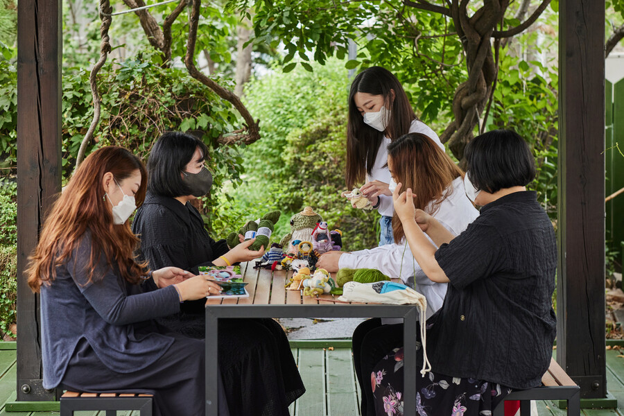 지난 12일 뜨개구리라는 키워드 하나로 모인 양지연(왼쪽부터), 임수현, 송하율, 이지유, 홍승현씨. 윤동길 스튜디오어댑터 실장