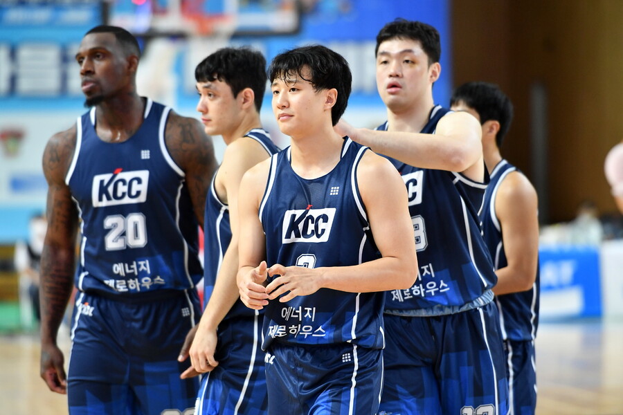 전주 케이씨씨(KCC)의 라건아(왼쪽부터), 이근휘, 허웅, 이승현. KBL 제공