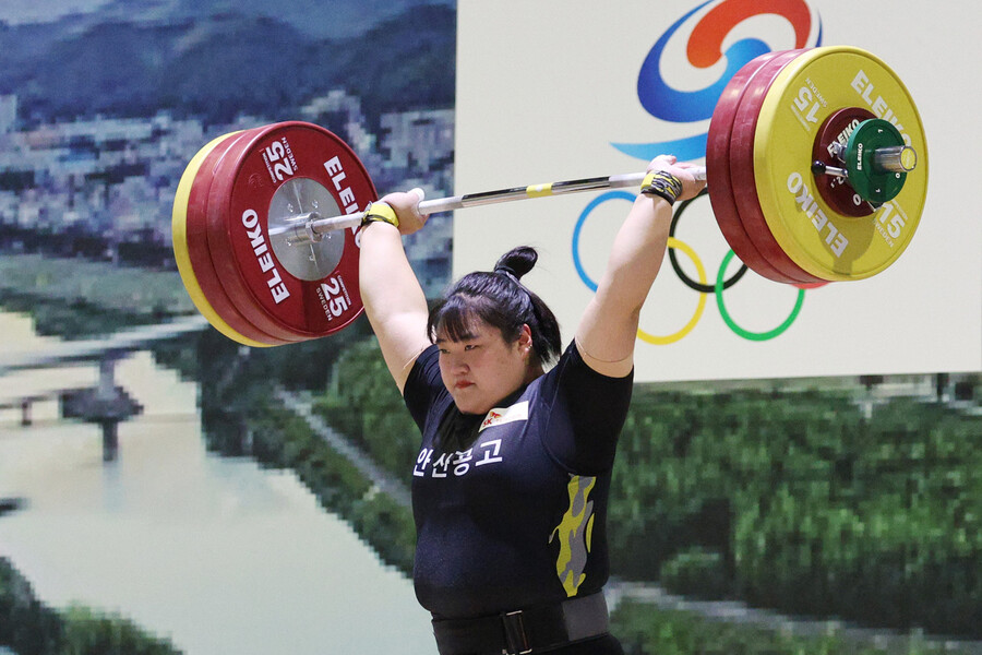 박혜정(안산공고)이 8일 오전 울산전시컨벤션센터(UECO)에서 열린 제103회 전국체육대회 역도 여자 고등부 87kg이상급 용상 1차 시기에서 157kg을 들고 있다. 울산/연합뉴스