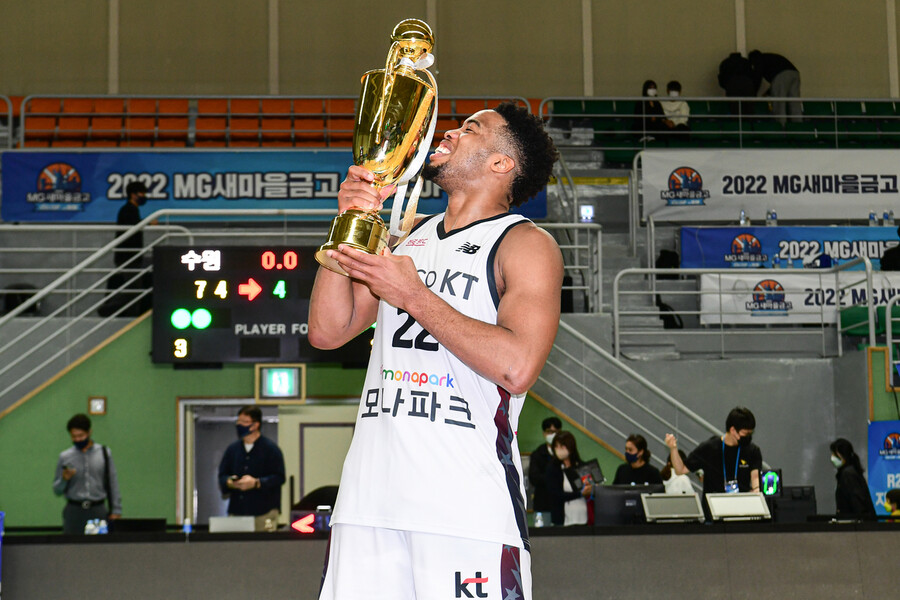 컵대회 최우수선수 트로피를 받은 아노시케. KBL 제공