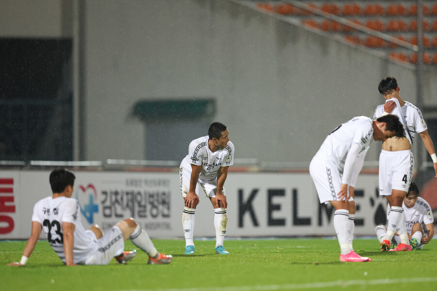 성남FC 선수들이 9일 경북 김천종합운동장에서 열린 2022 하나원큐 K리그1 파이널B 35라운드 김천 상무와 경기 종료 뒤 허탈해하고 있다. 한국프로축구연맹 제공
