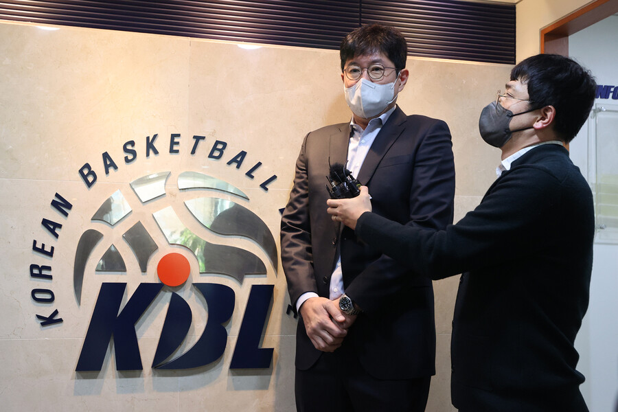 정경호 고양 캐롯 단장이 11일 오전 서울 케이비엘(KBL) 빌딩에서 열린 한국농구연맹 긴급 이사회 참석 전 취재진과 질의응답을 하고 있다. 연합뉴스