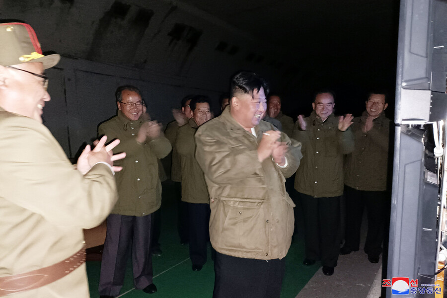 김정은 조선노동당 총비서 겸 중앙군사위원장은 12일 장거리 전략순항미사일 시험발사를 현지에서 지도하며 “적들에게 또다시 보내는 명명백백한 경고”라고 말했다고 13일 &lt;노동신문&gt;이 보도했다. 조선중앙통신 연합뉴스