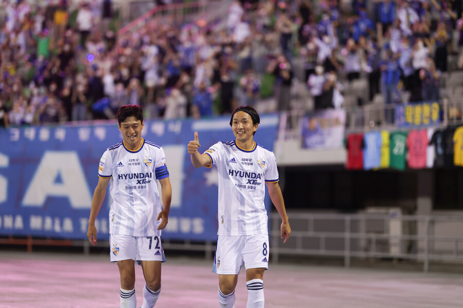 울산의 이청용(왼쪽)과 아마노 준. 한국프로축구연맹 제공