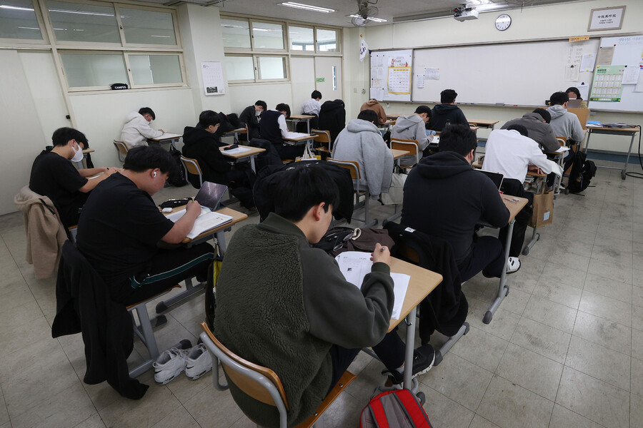 2023학년도 대입 수학능력시험을 앞두고 지난 7일 서울 용산고등학교 3학년 학생들이 자율학습을 하고 있다. 연합뉴스