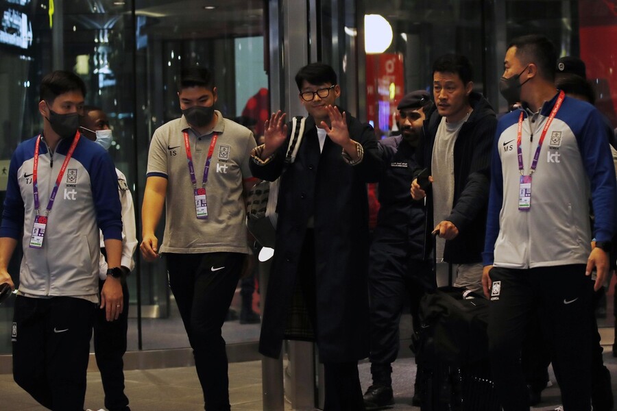 한국 남자축구 대표팀 주장 손흥민이 16일(현지시각) 새벽 카타르 도하 하마드 국제공항에 도착해 숙소로 이동하기 전 팬들에게 손을 흔들며 인사하고 있다. 도하/김혜윤 기자 unique@hani.co.kr