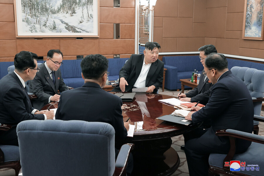 김정은 조선노동당 총비서가 넥타이를 매지 않은 차림으로 조용원 당중앙위 조직 담당 비서, 김덕훈 내각총리, 김재룡 당중앙위 비서 등과 원형 탁자에 둘러 앉아 논의하는 모습이 30일치 &lt;노동신문&gt; 1면에 실렸다. 조선중앙통신 연합뉴스