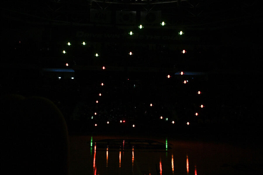 경기장 내 코트 위를 수놓은 새해맞이 드론 쇼. KBL 제공