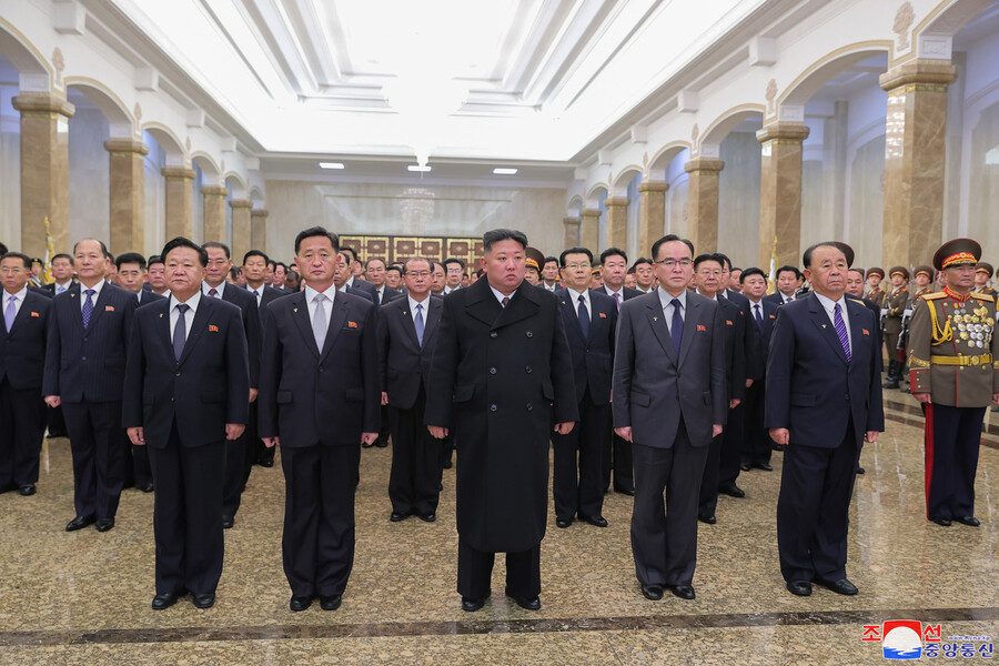 김정은 조선노동당 총비서 겸 국무위원장은 1일 금수산태양궁전을 참배했다고 노동신문이 2일 보도했다. 조선중앙통신 연합뉴스