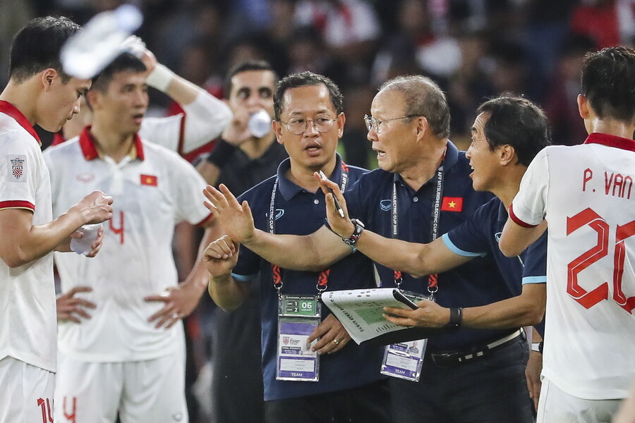 박항서(오른쪽 셋째) 베트남 남자축구대표팀 감독. EPA 연합뉴스