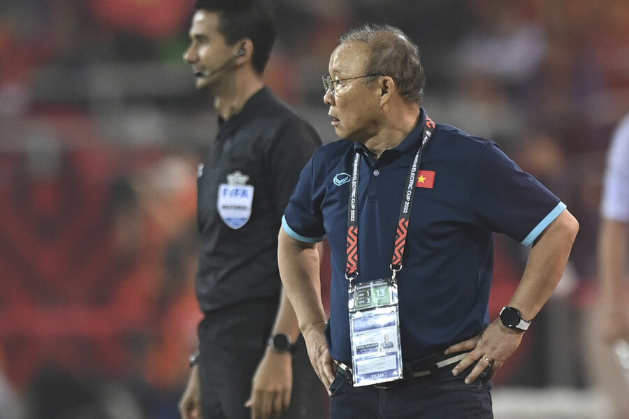 박항서 베트남 남자축구대표팀 감독이 지난 13일 베트남 하노이의 미딘 국립경기장에서 열린 2022 아세안축구연맹(AFF) 미쓰비시일렉트릭컵 태국과 결승 1차전을 지켜보고 있다. 하노이/AP 연합뉴스