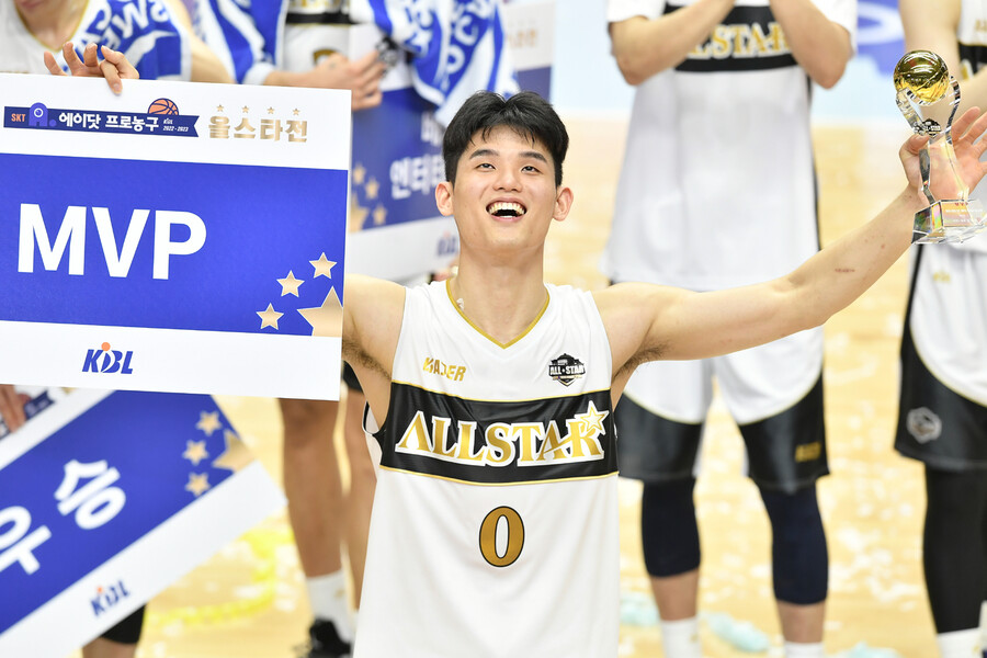 첫 올스타전 최우수선수(MVP)를 수상한 하윤기. KBL 제공