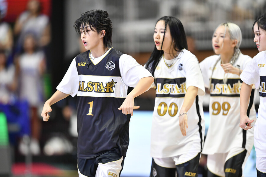 댄서 아이키(왼쪽)가 자신의 크루 훅(HOOK)과 올스타전 축하공연을 하고 있다. KBL 제공