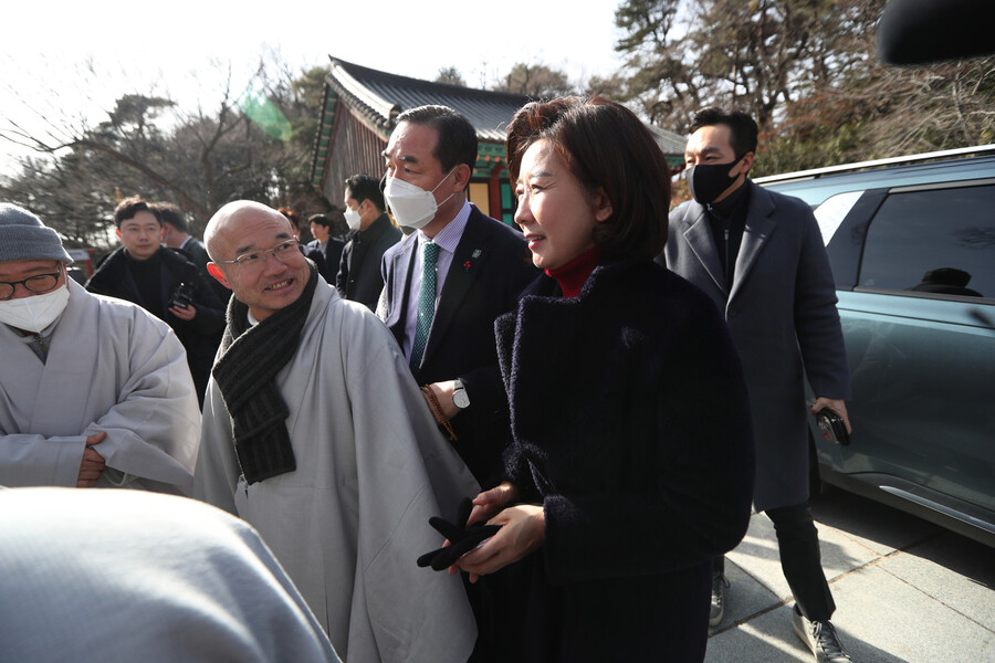 나경원 국민의힘 전 의원이 17일 대구 동구 팔공총림 동화사를 방문하고 있다. 연합뉴스