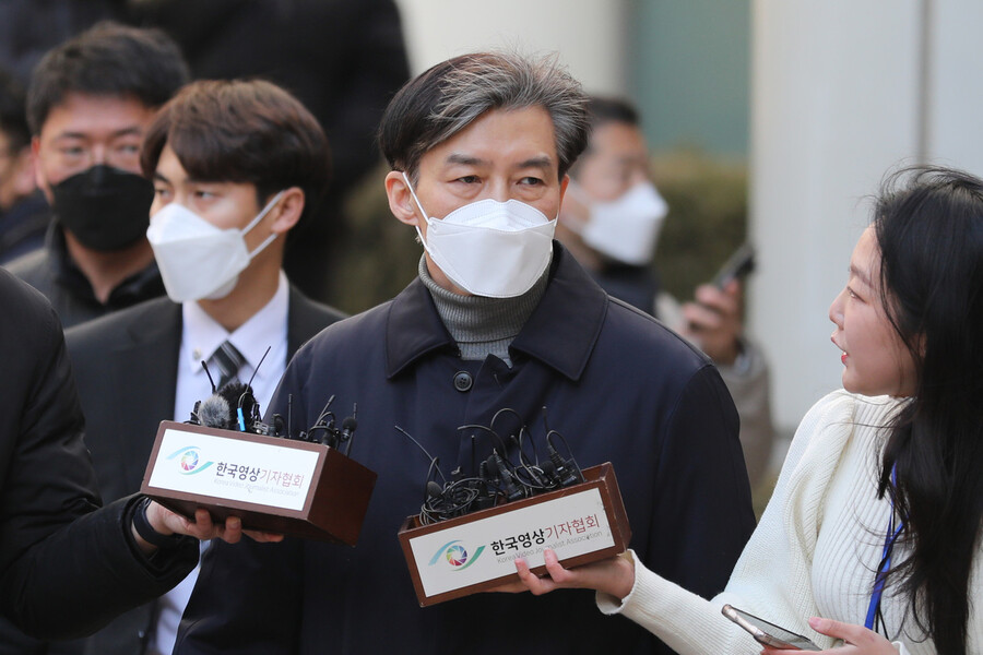 자녀 입시비리 의혹과 유재수 전 부산시 경제부시장에 대한 감찰 무마 혐의로 재판을 받았던 조국 전 법무부장관이 지난 3일 1심에서 징역 2년을 선고 받은 뒤 서울 서초구 서울중앙지방법원에서 나오고 있다. 김혜윤 기자 unique@hani.co.kr