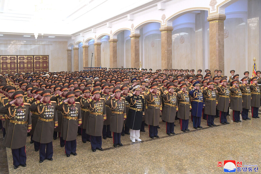 강순남 국방상과 박수일 인민군 총참모장, 정경택 인민군 총정치국장 등 “조선인민군 장령(장성)들이 9일 주체의 최고성지 금수산태양궁전을 찾아, 위대한 수령 김일성 동지와 위대한 영도자 김정일 동지께 최대의 경의를 드렸다”고 노동신문이 10일 보도했다. 조선중앙통신 연합뉴스