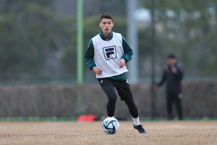 강원의 미드필더 알리바예프. 한국프로축구연맹 제공