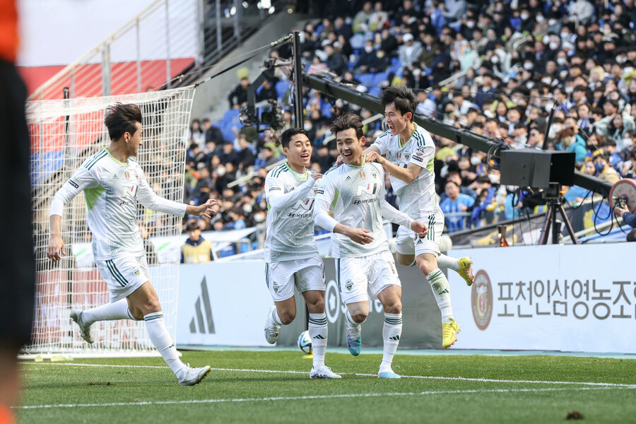 전북 송민규(오른쪽에서 둘째)가 선제골을 넣은 뒤 동료들과 기뻐하고 있다. 한국프로축구연맹 제공