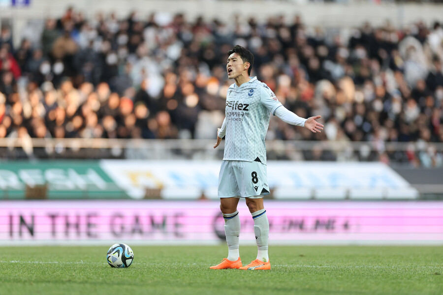 인천의 신진호가 프리킥을 준비하고 있다. 한국프로축구연맹 제공