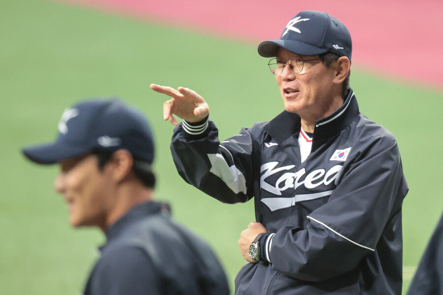 이강철 세계야구클래식(WBC) 대표팀 감독이 2일 서울 고척스카이돔에서 열린 훈련을 지켜보며 밝은 표정을 짓고 있다. 연합뉴스