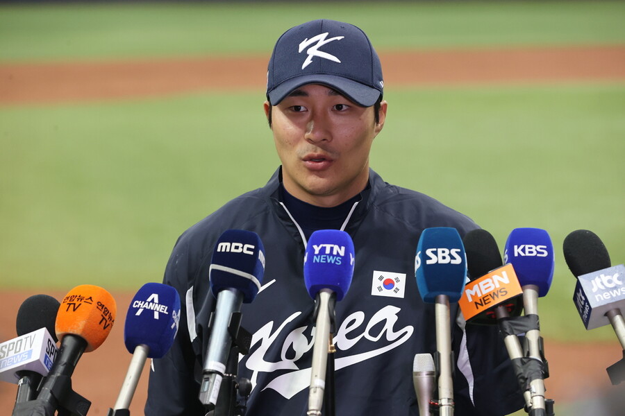 김하성이 2일 서울 고척스카이돔에서 열린 팀 훈련이 끝난 후 취재진과 인터뷰를 하고 있다. 연합뉴스