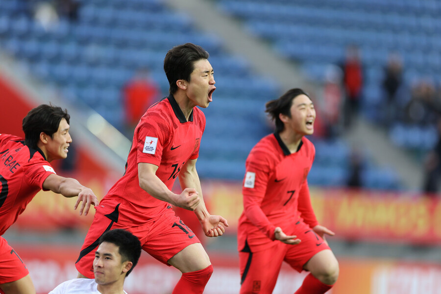 성진영(가운데)이 12일(한국시각) 우즈베키스탄 타슈켄트의 JAR스타디움에서 열린 2023 아시아축구연맹(AFC) 20살 이하 아시안컵 8강전 중국과 경기에서 연장 전반 역전골을 넣은 뒤 포효하고 있다. 대한축구협회 제공