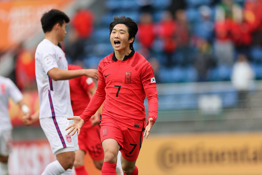 한국의 김용학이 12일(한국시각) 우즈베키스탄 타슈켄트의 JAR스타디움에서 열린 2023 아시아축구연맹(AFC) 20살 이하 아시안컵 8강전 중국과 경기에서 페널티킥으로 동점골을 넣은 뒤 포효하고 있다. 대한축구협회 제공