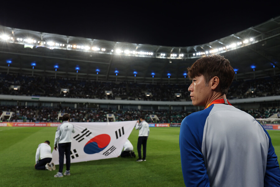 김은중 한국 20살 이하(U-20) 대표팀 감독이 15일(한국시각) 우즈베키스탄 타슈켄트의 밀리 스타디움에서 열린 2023 아시아축구연맹(AFC) 20살 이하 아시안컵 우즈베키스탄과 준결승 경기를 지켜보고 있다. 대한축구협회 제공