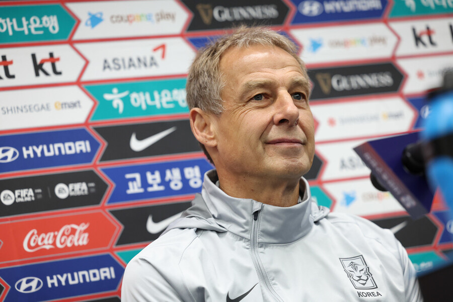 위르겐 클린스만 한국 남자축구 대표팀 감독이 23일 콜롬비아와 평가전을 하루 앞두고 울산문수축구경기장에서 열린 기자회견에 참석해 취재진 질문에 답하고 있다. 대한축구협회 제공