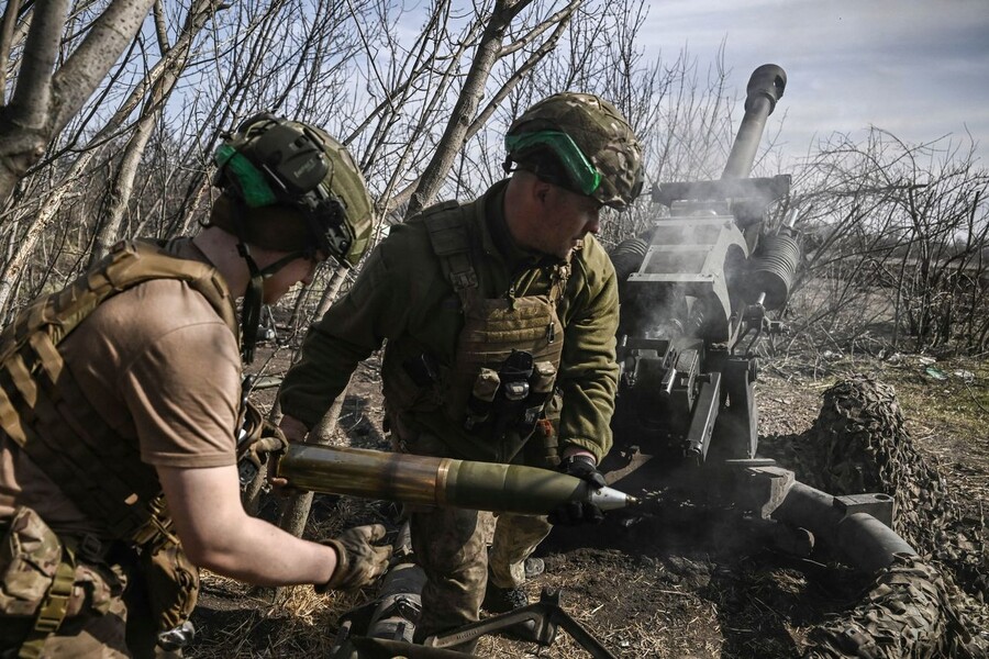 23일(현지시각) 우크라이나 군인들이 바흐무트 인근 러시아 진지를 향해 견인곡사포를 발사하고 있다. AFP 연합뉴스