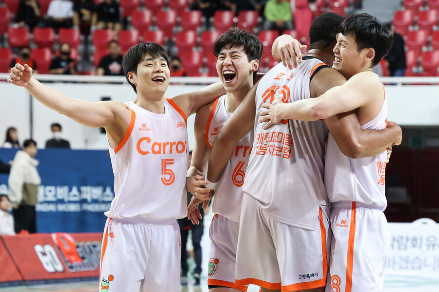 고양 캐롯 선수들이 10일 울산동천체육관에서 열린 2022∼2023 SKT에이닷 프로농구(KBL) 6강 플레이오프(5전3선승) 울산 현대모비스와 5차전을 이긴 뒤 기뻐하고 있다. KBL 제공