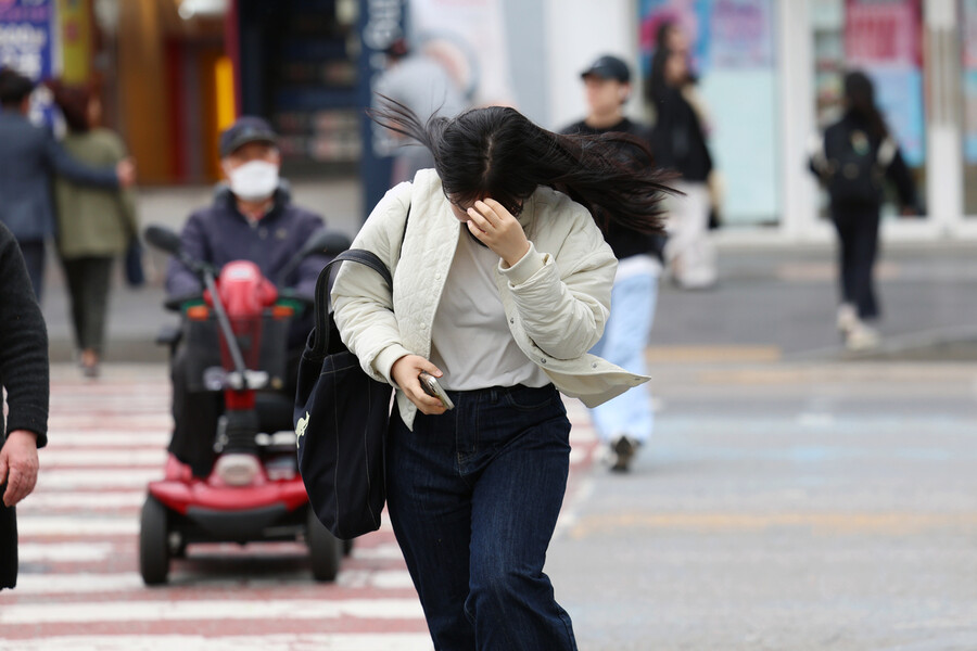 전국에 강풍특보가 내려진 11일 광주 북구 전남대학교 인근 도로에서 행인들이 바람을 맞으며 횡단보도를 건너고 있다. 연합뉴스