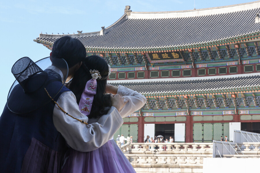 연인 한 쌍이 서울 종로구 경복궁에서 결혼을 앞두고 기념 촬영을 하고 있다. 연합뉴스