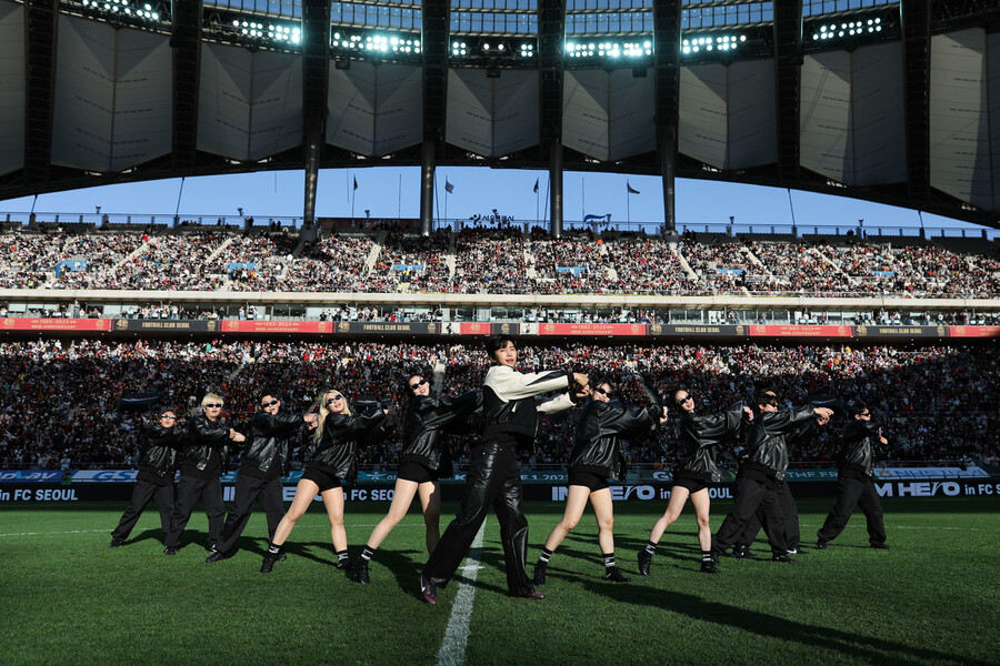 지난달 8일 FC서울과 대구 경기에서 하프타임 공연 중인 가수 임영웅(가운데). 한국프로축구연맹 제공