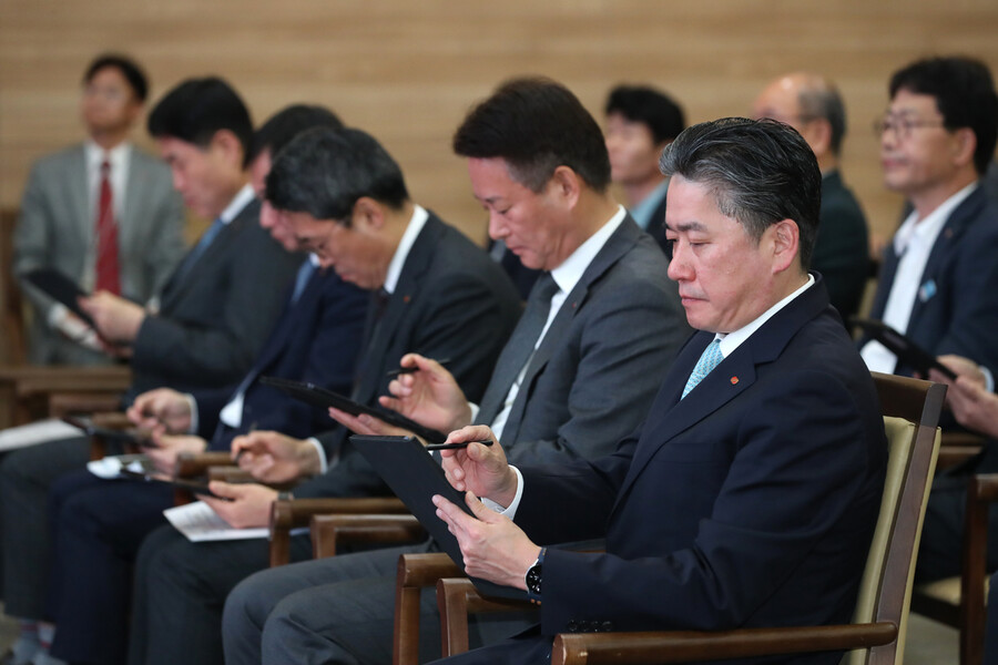 12일 오전 전남 나주시 빛가람동 한국전력공사 비전홀에서 정승일 사장(맨 오른쪽)과 임원들이 ‘비상경영 및 경영혁신 실천 다짐 선언문'에 서명하고 있다. 정 사장은 이날 입장문을 내고 사의를 표명했다. 연합뉴스