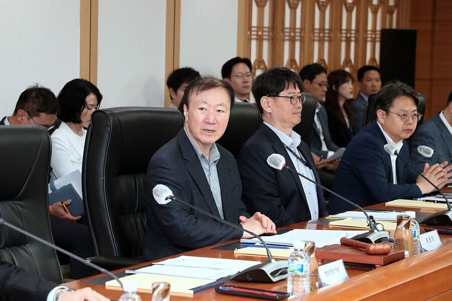 박인환 경찰제도발전위원회 위원장이 23일 오전 서울시 종로구 세종대로 정부서울청사 12층 중회의실에서 열린 '경찰제도발전위원회 12차 회의'에 참석해 모두발언을 하고 있다. 행정안전부 제공