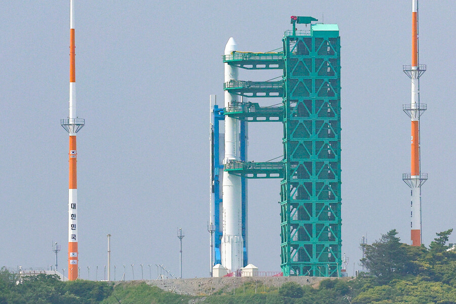 한국형 발사체 ‘누리호’가 24일 전남 고흥 나로우주센터에 있는 발사대에 기립된 채 발사를 기다리고 있다. 연합뉴스